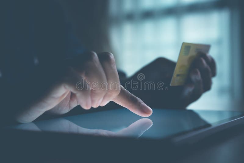 Κλείστε επάνω το χέρι των επιχειρηματιών αγοράζει on-line με μια πιστωτική κάρτα Τα άτομα χρησιμοποιούν την ταμπλέτα και κάνουν τ στοκ εικόνες