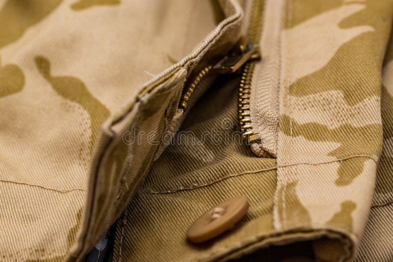 Κλείστε επάνω των εσωρούχων camo φερμουάρ και κουμπιών στοκ φωτογραφία Κλείστε επάνω των εσωρούχων camo φερμουάρ και κουμπιών στοκ φωτογραφία