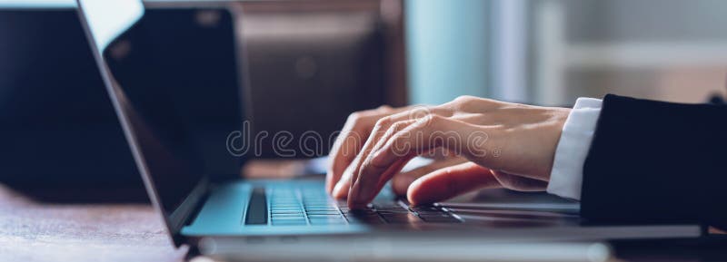 Κλείστε επάνω των χεριών επιχειρησιακών γυναικών που δακτυλογραφούν στο φορητό προσωπικό υπολογιστή και που ψάχνουν τον Ιστό, κοι στοκ φωτογραφία με δικαίωμα ελεύθερης χρήσης Κλείστε επάνω των χεριών επιχειρησιακών γυναικών που δακτυλογραφούν στο φορητό προσωπικό υπολογιστή και που ψάχνουν τον Ιστό, κοι στοκ φωτογραφία με δικαίωμα ελεύθερης χρήσης