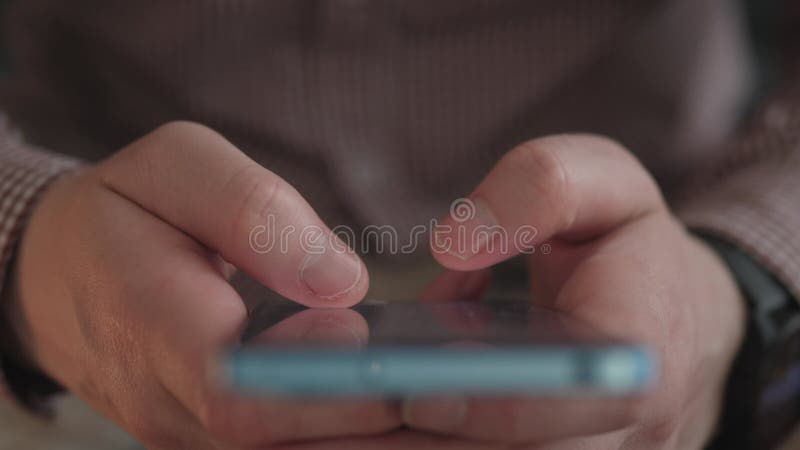 Κλείστε το τηλέφωνο και πληκτρολογήστε ένα μήνυμα από αρσενικά χέρια φιλμ μικρού μήκους