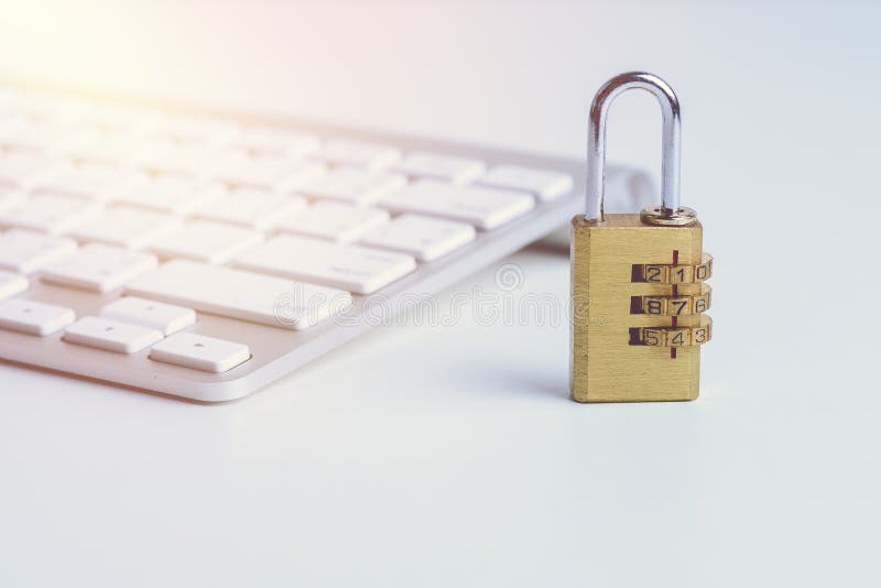 Κλειδαριά ασφάλειας μετάλλων με pass-code ή τον κωδικό πρόσβασης στο keybo υπολογιστών στοκ εικόνες με δικαίωμα ελεύθερης χρήσης