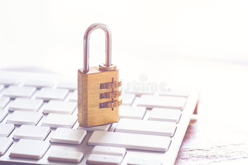 Κλειδαριά ασφάλειας μετάλλων με pass-code ή τον κωδικό πρόσβασης στο keybo υπολογιστών στοκ εικόνα με δικαίωμα ελεύθερης χρήσης