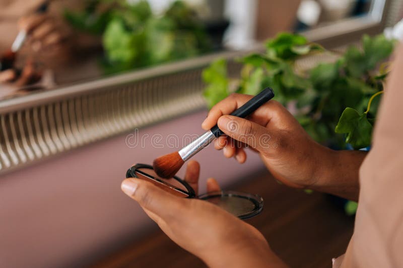 κλειστά χέρια αγνώστων αφρικανών γυναικών που κρατούν την παλέτα περιγράμματος και την βούρτσα που στέκεται δίπλα στον καθρέφτη στ στοκ φωτογραφία με δικαίωμα ελεύθερης χρήσης