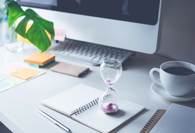 κλεψύδρα με το worktable γραφείο Χρόνος, έννοια κινήτρου στοκ φωτογραφία κλεψύδρα με το worktable γραφείο Χρόνος, έννοια κινήτρου στοκ φωτογραφία