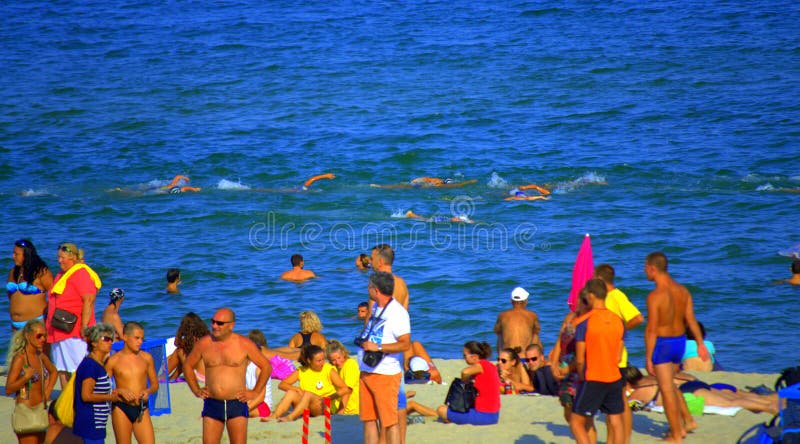 Κολυμπώντας αγώνας θερινών παραλιών στοκ εικόνες Κολυμπώντας αγώνας θερινών παραλιών στοκ εικόνες