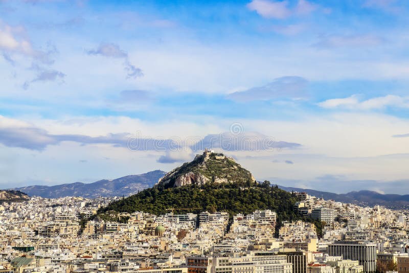 Κοίταγμα πέρα από τις στέγες στο Hill Lycabettus - η πιό μεγάλη διαφήμιση στην Αθήνα Ελλάδα με την εκκλησία του ST George και ένα στοκ φωτογραφία με δικαίωμα ελεύθερης χρήσης Κοίταγμα πέρα από τις στέγες στο Hill Lycabettus - η πιό μεγάλη διαφήμιση στην Αθήνα Ελλάδα με την εκκλησία του ST George και ένα στοκ φωτογραφία με δικαίωμα ελεύθερης χρήσης