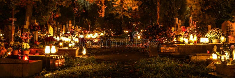 Κοιμητήριο τη νύχτα Πολλά αναμμένα φώτα της τάφου την ημέρα όλων των ψυχών στοκ φωτογραφία με δικαίωμα ελεύθερης χρήσης