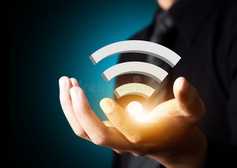 Κοινωνικό σύμβολο τεχνολογίας δικτύων Wifi στο χέρι επιχειρηματιών στοκ εικόνα