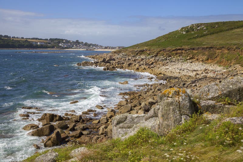 Κοιτάζοντας προς την παραλία Porthcressa, ST Mary& x27 s, νησιά Scilly, Αγγλία στοκ φωτογραφία