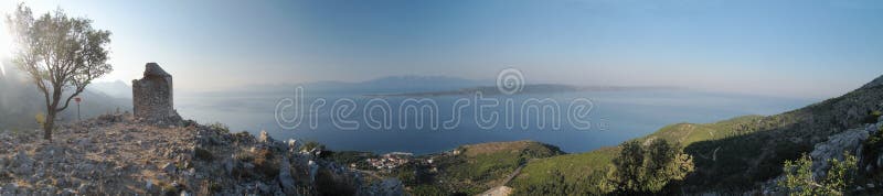 Κοιτάξτε στην αδριατική θάλασσα από το SV. Petar - καταστροφές λίγου παρεκκλησιού - επάνω από Zivogosce στην Κροατία στοκ εικόνες με δικαίωμα ελεύθερης χρήσης Κοιτάξτε στην αδριατική θάλασσα από το SV. Petar - καταστροφές λίγου παρεκκλησιού - επάνω από Zivogosce στην Κροατία στοκ εικόνες με δικαίωμα ελεύθερης χρήσης
