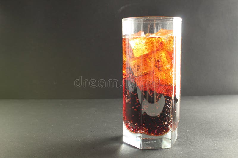 κοκακόλα kvass σε παγωμένο γυαλί σε γκρι φόντο με χώρο για την αποστολή ενός κρύου αναψυκτικού θερινού ποτού στοκ εικόνες