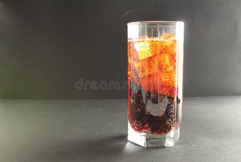 κοκακόλα kvass σε παγωμένο γυαλί σε γκρι φόντο με χώρο για την αποστολή ενός κρύου αναψυκτικού θερινού ποτού στοκ εικόνες