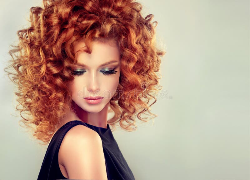 Κοκκινομάλλες κορίτσι με το σγουρό hairstyle στοκ φωτογραφία με δικαίωμα ελεύθερης χρήσης