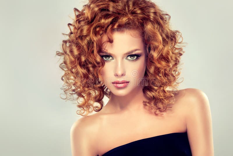 Κοκκινομάλλες κορίτσι με το σγουρό hairstyle στοκ εικόνα