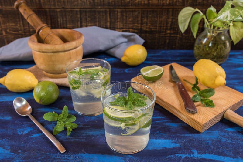 Κοκτέιλ Mojito με τα συστατικά του σε έναν μπλε πίνακα στοκ εικόνες με δικαίωμα ελεύθερης χρήσης Κοκτέιλ Mojito με τα συστατικά του σε έναν μπλε πίνακα στοκ εικόνες με δικαίωμα ελεύθερης χρήσης