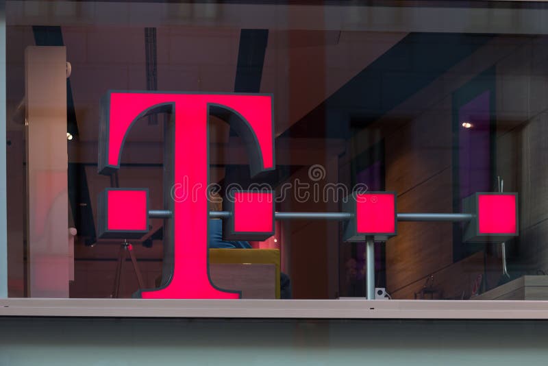 Κολωνία, North Rhine-Westphalia/Γερμανία - 17 10 18: σημάδι της TELEKOM στην Κολωνία Γερμανία στοκ εικόνες Κολωνία, North Rhine-Westphalia/Γερμανία - 17 10 18: σημάδι της TELEKOM στην Κολωνία Γερμανία στοκ εικόνες
