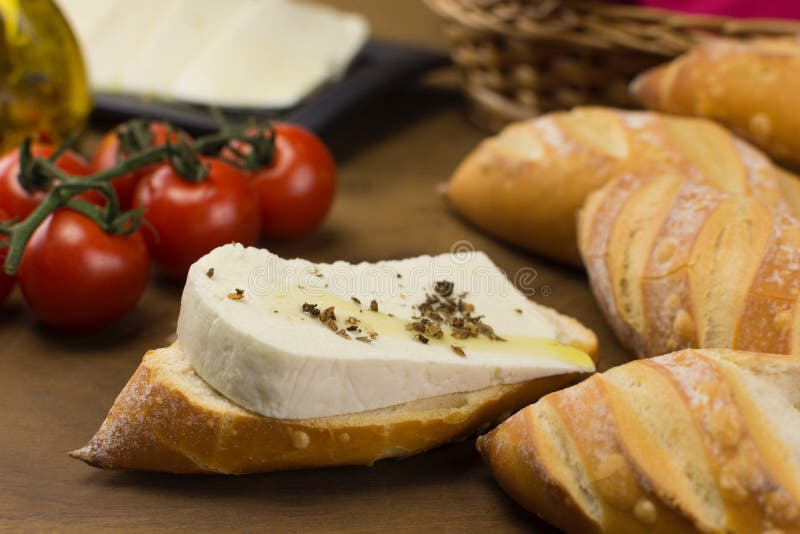 κομμάτι βουβάλου φρέσκο τυρί που παρασκευάζεται σε serra da canstra με ιταλικό ψωμί σε ξύλινο φόντο στοκ εικόνες με δικαίωμα ελεύθερης χρήσης