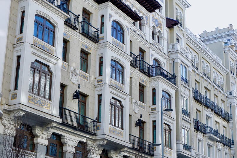κομψές προσόψεις πλούσιες από έξω στη γκραν μέσω λεωφόρου στη μαδρίτη ισπανία στοκ φωτογραφίες με δικαίωμα ελεύθερης χρήσης