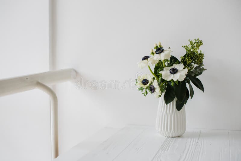 Κομψή ανθοδέσμη των anemones στοκ εικόνα