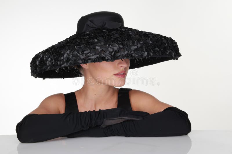 Κομψή γυναίκα που φορά το μαύρο καπέλο και τα γάντια