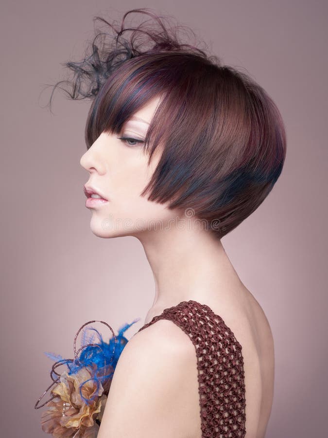Κομψή κυρία με το σύντομο hairstyle στοκ εικόνες