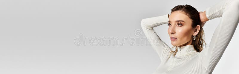 Κομψή νεαρή γυναίκα με κομψή ενδυμασία στοκ φωτογραφία με δικαίωμα ελεύθερης χρήσης