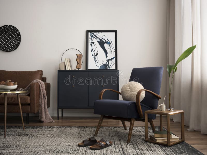 κομψό εσωτερικό με mock up poster πλαίσιο μπλε πολυθρόνα κοινό καφέ μαλακή διακόσμηση μαλλιού πλαϊνό τραπέζι και προσωπικό