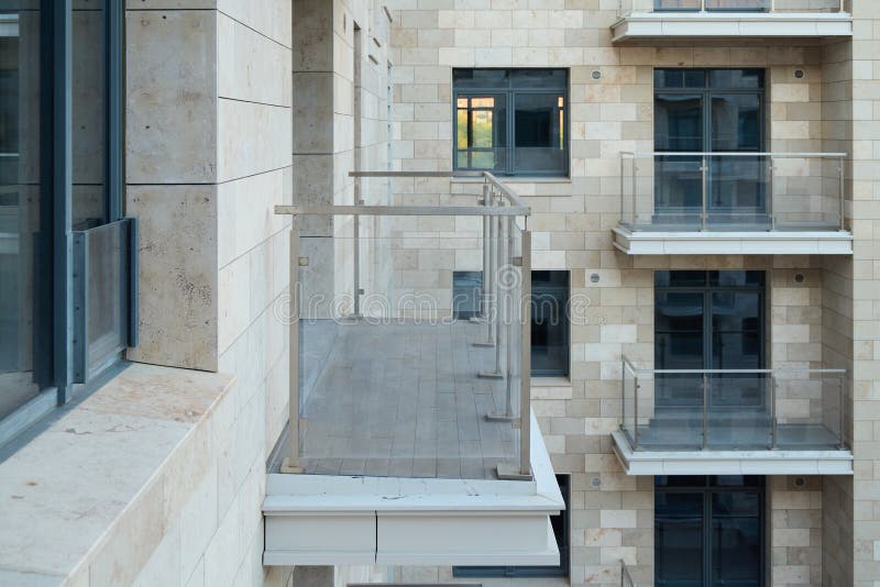 κομψό και μοντέρνο μπαλκόνι διαμερισμάτων με κομψές γυάλινες ράγες για ασφάλεια και στυλ στοκ εικόνες με δικαίωμα ελεύθερης χρήσης