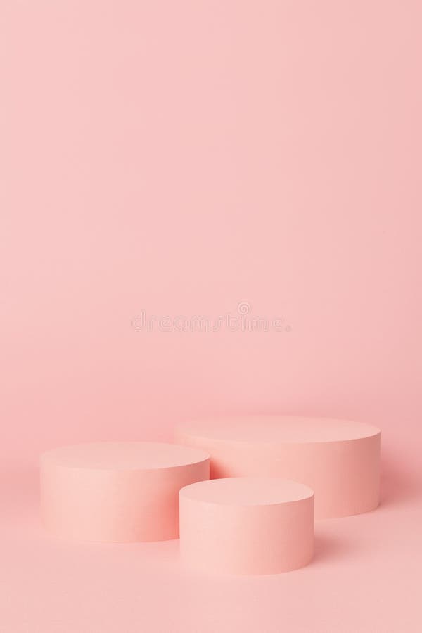 κομψό σύνολο τριών pastel pink circle podiforum μακέτα σε απαλό ανοιχτό φόντο αντίγραφο κενό κατακόρυφο. σκηνή προτύπου. στοκ εικόνα με δικαίωμα ελεύθερης χρήσης