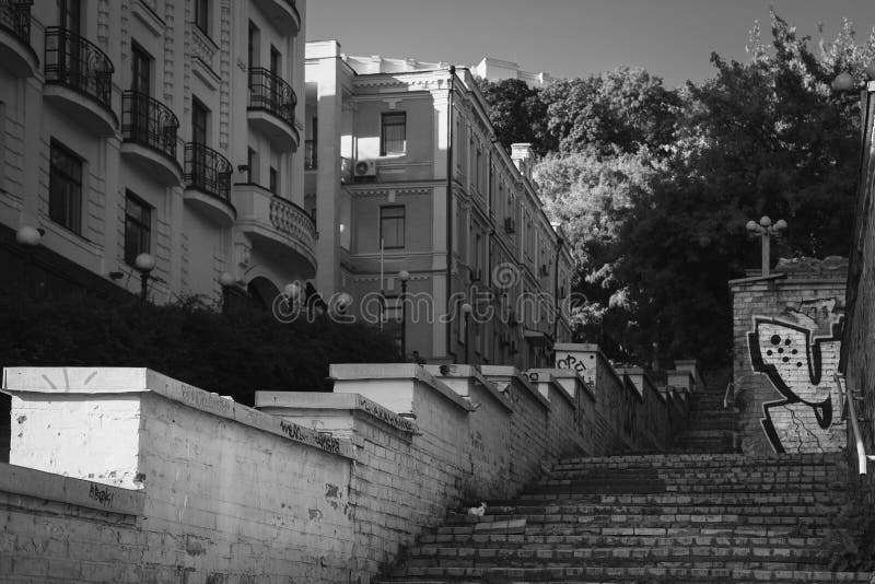κομψότητα πόλης : μονόχρωμη αρχιτεκτονική μνήμη. βουτήξτε στην εξευγενισμένη εικόνα της αστικής αρχιτεκτονικής με αυτή τη μονοχρωματική απεικόνιση όπου κάθε κτίριο συμβάλλει σε μια εξελιγμένη συμφωνία μορφών. αποχρωματισμένο το τοπίο αποκαλύπτει μια διαχρονική κομψότητα καλώντας τους θεατές να εκτιμήσουν τον περίπλοκο χορό του φωτός και της σκιάς που καθορίζει τον αρχιτεκτονικό ρυθμό εντός της αστικής έκτασης