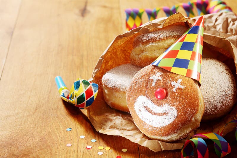 Κονιοποιημένη καρναβάλι ζάχαρη Donuts σε χαρτί