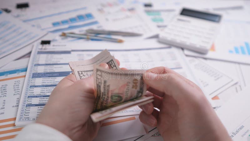 κοντά αρσενικά χέρια μετρώντας δολάρια φιλμ μικρού μήκους