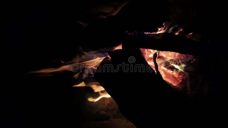 κοντινή όψη της φωτιάς με φλεγόμενα αέρια και φωτεινές γλώσσες φλόγας που κινηματογραφούνται το βράδυ