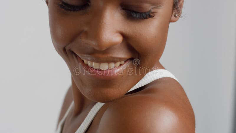 κοντινό κούρεμα μαύρη γυναίκα με κοντό κούρεμα χαμογελαστό