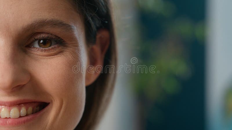 Κοντινό μισό πρόσωπο Καυκάσια νεαρή κοπελιά κοπάνησε την θέα θετική έκφραση χαμογελαστή επιχειρηματίας μαθήτρια γυμνασίου στοκ εικόνες με δικαίωμα ελεύθερης χρήσης