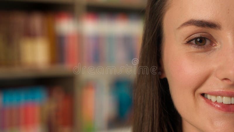 Κοντινό μισό πρόσωπο κουκουλοφόρος θέα Καυκάσα γυναίκα χαμογελαστή γυναίκα επιχειρηματίας απολαμβάνει δασκάλα στοκ εικόνα