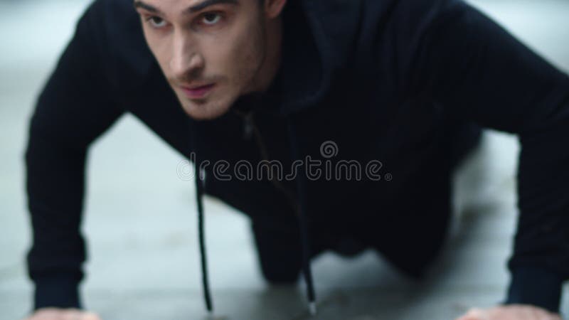 κοντινό πλάνο άντρας με κλίση προς τα πάνω. κοντινό αθλητικό άτομο κάνει άσκηση push up στοκ φωτογραφία με δικαίωμα ελεύθερης χρήσης