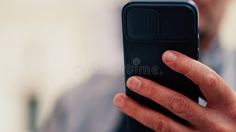 Κοντινό πλάνο ανδρικού χεριού κρατώντας ένα έξυπνο φιλμ μικρού μήκους