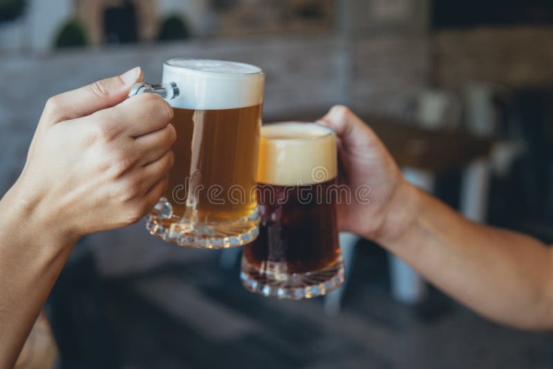 κοντινό πλάνο ανθρώπων που προσκολλώνται σε κούπες μπύρας σε εορτασμό για πρόποση στοκ φωτογραφίες
