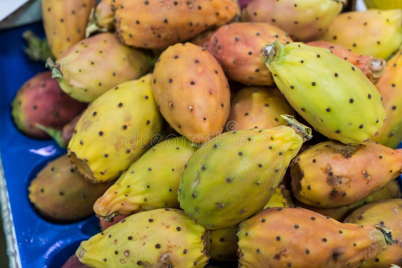 κοντινό πλάνο αχλαδιών ή opuna ficus indica στην αγορά στοκ φωτογραφία με δικαίωμα ελεύθερης χρήσης