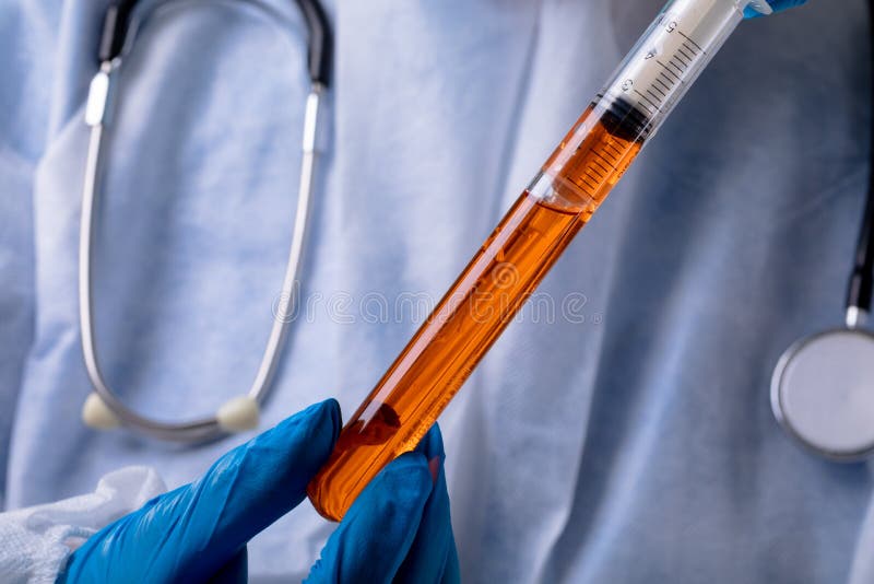 κοντινό πλάνο για την εισαγωγή της σύριγγας στο δοκιμαστικό σωλήνα με χημική ουσία στοκ φωτογραφία με δικαίωμα ελεύθερης χρήσης