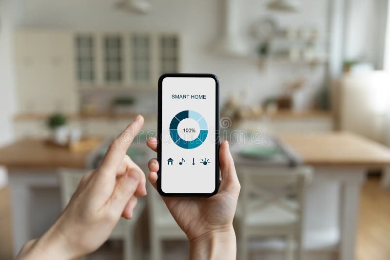 κοντινό πλάνο γυναίκα που κρατά smartphone χρησιμοποιώντας την εφαρμογή smart home στοκ εικόνες