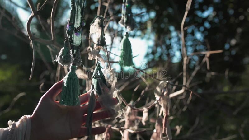 κοντινό πλάνο γυναίκας που ακουμπά εξωτερικά εξαρτήματα boho απόθεμα βίντεο
