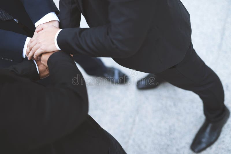 Κοντινό πλάνο επιχειρηματιών της Ομάδας που ενώνουν τα χέρια τους με μια στοίβα χέρια που δείχνουν ενότητα και ομαδική εργασία συ στοκ εικόνες