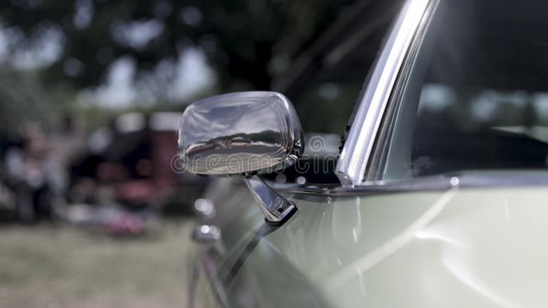 κοντινό πλάνο κατοπτρισμού με γυαλιστερή όψη σε ένα κλασικό αυτοκίνητο απόθεμα βίντεο
