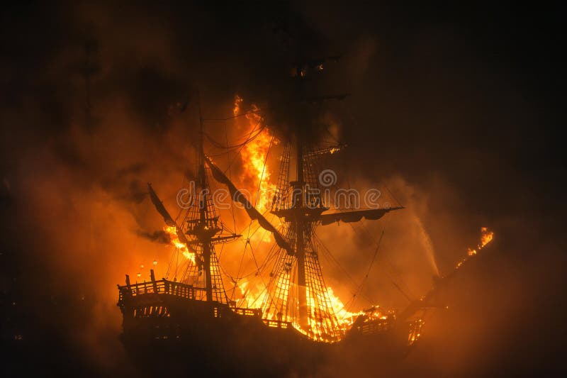 Κοντινό πλάνο πειρατικού πλοίου στη φωτιά σε σκοτεινή ομίχλη απεικόνιση αποθεμάτων