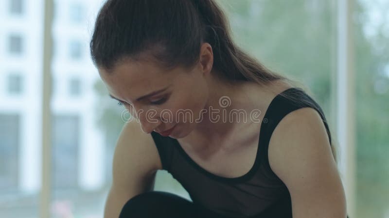 κοντινό πλάνο χαμογελαστής γυναίκας που κάνει άσκηση αναπνοής. πορτρέτο νεαρών όμορφων καυκάσιων γυναικών γιόγκι