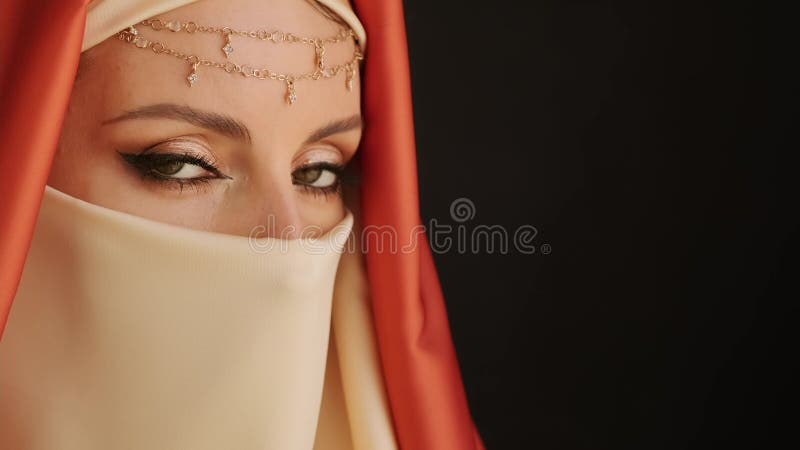 κοντινό πορτραίτο ομορφιάς νεαρή μουσουλμάνα με χιτζάμπ.