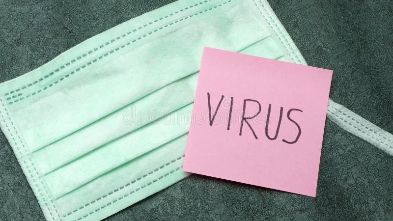 κοντινό χέρι ραβδώνει σημείωση ιού για τη χειρουργική μάσκα απόθεμα βίντεο