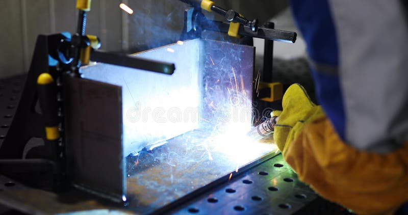 Κοπή εργαζομένων metalsheet από το φανό ασετυλίνης με τους φωτεινούς σπινθήρες στοκ φωτογραφία με δικαίωμα ελεύθερης χρήσης Κοπή εργαζομένων metalsheet από το φανό ασετυλίνης με τους φωτεινούς σπινθήρες στοκ φωτογραφία με δικαίωμα ελεύθερης χρήσης